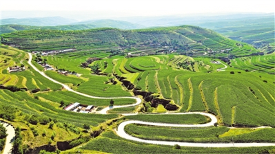 <p>　　沿山盘绕的硬化路，成为彭阳县农家与外界联系的通道。</p>