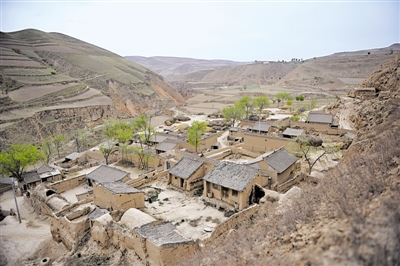 <p>　　连绵起伏的群山，阻隔了张家洼村与外界的联络。　（摄于2011年5月）</p>