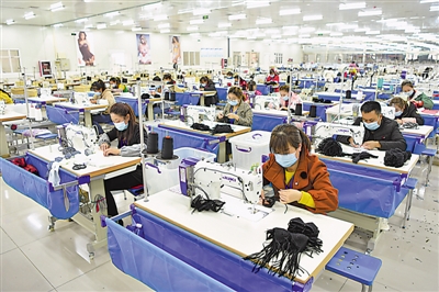 <p>　　欣荣村的制衣工厂生产线一派繁忙，村民在家门口就业，生产的内衣制品远销海外。</p>