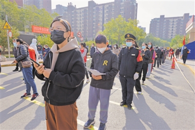 <p>　　银川市三区全员核酸检测首日，凤凰桥车流量显著减少。</p><p>　　本报记者　王晓龙　白茹　摄</p>