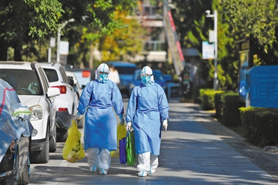 <p>　　巳时　10月21日9时许，金凤区疾控中心两位医护人员准备入户为封控居民做核酸检测。</p>
