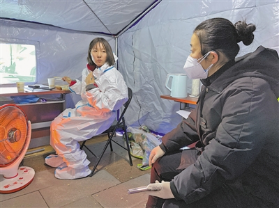 <p>　　午时　　10月21日12时40分，杜艳（左）与赵永华在交流工作。“90后”的她到社区工作刚3个月，遇到疫情，她匆匆让老人把孩子接回青铜峡市老家，便返回岗位上。</p>