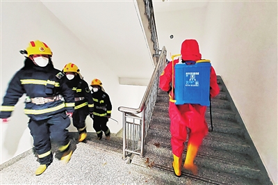 10月22日清晨，在一家隔离酒点，消防员进行消杀和消防检查。