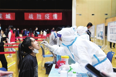 10月23日，在北方民族大学，一位大学生正在接受核酸采样。本版图片除署名外，均由本报记者 武晓瑜 季正袁洋 安小霞 张磊 摄