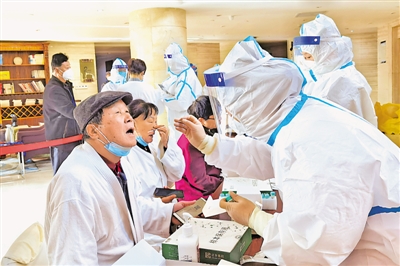 <p>　　平罗县疫情防控工作人员为滞留游客做核酸检测。</p>