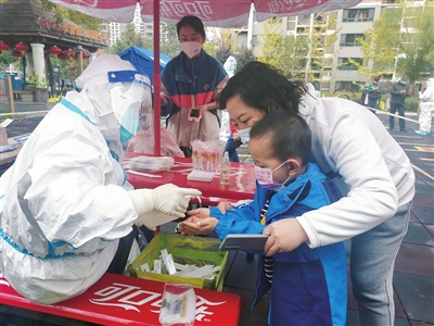 医医护护人人员员给给做做检检测测的的小小朋朋友友喷喷涂涂消消毒毒凝凝胶胶。。