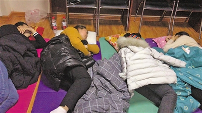 <p>　　夜已深，泰和社区的工作人员和衣而睡。</p>
