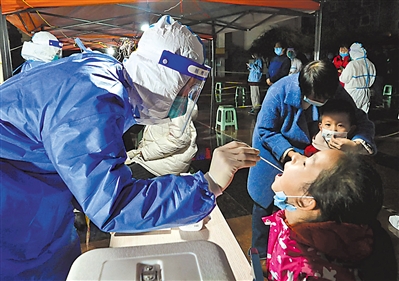 <p>　　11月1日18时许，在银川市金凤区蓝山名邸社区，市民们排队进行核酸检测。银川市第三轮大范围核酸检测采样在部分街道（镇）、社区（村）提前展开。</p><p>　　本报记者　王猛　摄　</p>