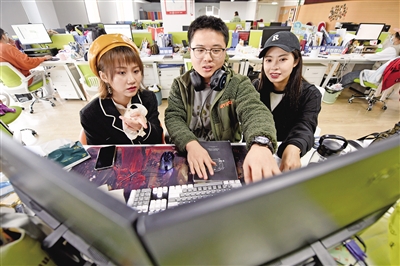 <p>　　李梦颖与同事们一起探讨视频剪辑。</p>