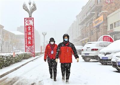 <p>　　11月6日，宝湖社区工作人员和志愿者们迎着风雪坚守岗位。　　　　　　　　　　　　　　　　　　　　　　　　　　本报记者　左鸣远　摄</p>