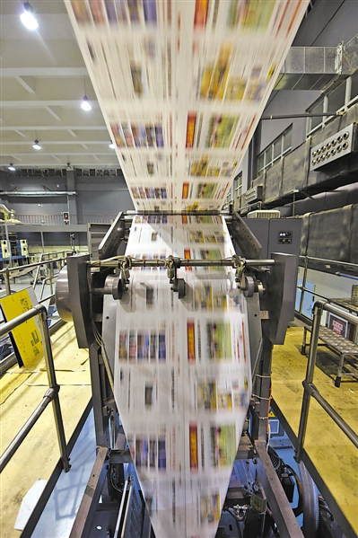 <p>　　每天凌晨，宁夏报业传媒集团印刷有限公司的印报机飞速地印着《宁夏日报》等报纸。　　　　　　　　　　　　　　　本报记者　王猛　摄</p>