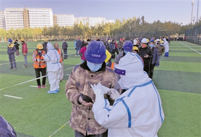 <p>　　11月3日，银川市兴庆区大新镇赋兴社区在宝丰足球场组织辖区宝丰康养医院项目、中房东方赋项目、吾悦广场商业综合体项目等6个建设项目区的近2000名建筑工人采集核酸样本。</p>