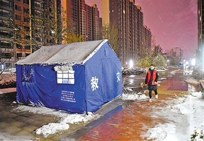 <p>　　风雪中，“守夜人”还值守在志愿者岗位上，最美的不是雪景，而是他们坚守的身影。</p>