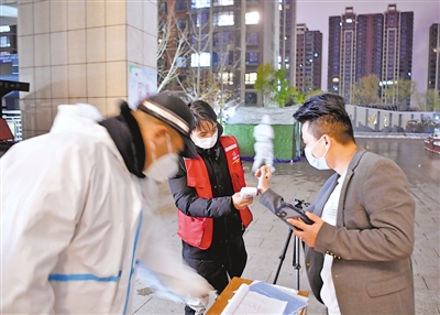 <p>　　11月6日22时，志愿者李明（中）依旧坚守在天下川西区的志愿者岗位上，查验进出居民的健康码。</p>