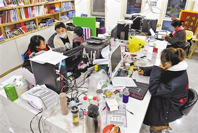 <p>　　11月6日21时，丽景街街道康平社区的办公室内灯火通明，工作人员进行数据汇总。</p>