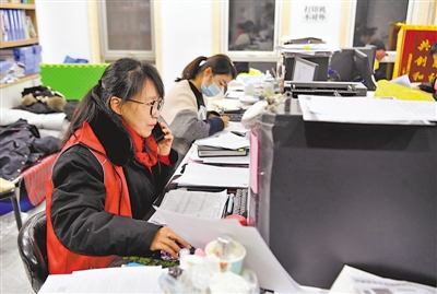 <p>　　康平社区卫健专干罗静打电话核查风险人员。</p>
