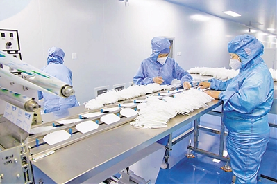 <p>　　↑苏银产业园粤泰科技发展有限公司工人包装口罩。</p>