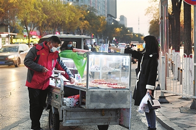 路边也有了解馋的推车小摊，冰糖葫芦、关东煮再次开始诱惑人们的味蕾。