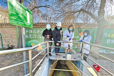 <p>　　日前，宁夏生态环境监测中心工作人员在吴忠市第一污水处理厂污水排放口进行采样。</p>
