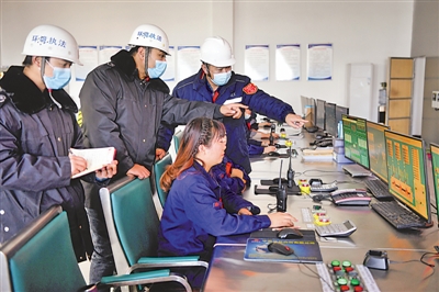 <p>　　11月29日，吴忠市生态环境保护综合执法支队执法人员查看企业污染物排放情况。</p>