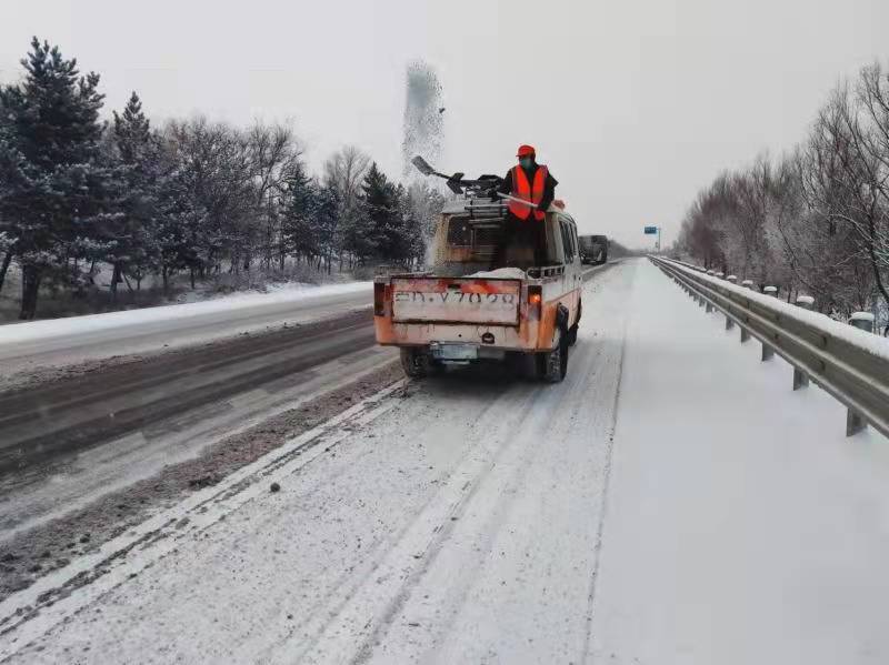 固原大雪，交通部门正在全力防滑保畅