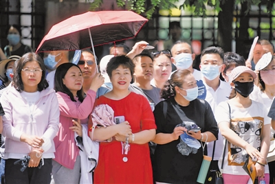 <p>　　2021年6月7日，银川二中门前，家长们等待参加高考的孩子们步出考场。　　　　　　　　　　　　　　　　　　　　　　本报记者　马楠　摄</p>