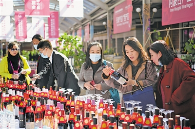 <p>　　2021年9月26日，以“中国葡萄酒·当惊世界殊”为主题的首届中国（宁夏）国际葡萄酒文化旅游博览会在银川隆重开幕，喜爱葡萄酒、钟情葡萄酒的国内外宾朋相聚银川、相约“云端”，赓续葡萄情谊、畅谈合作愿景。　　　　　　　　　　　　　　　　　本报记者　王洋　摄</p>