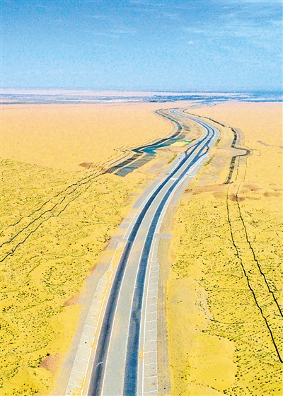 <p>　　2021年12月29日，宁夏首条沙漠公路乌玛高速公路青铜峡至中卫段正式通车。它的建成又开辟了一条宁夏对外开放的大通道。至此，宁夏高速公路通车里程突破2000公里，达到2068公里。　　　　　　　　　　　　　　　　本报记者　马楠　摄</p>