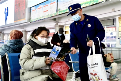 为确保春运期间群众出行安全，1月6日，银川市兴庆区消防救援大队组织“火焰蓝”消防志愿者走进银川汽车站和银川旅游汽车站，开展“平安春运消防先行”宣传活动，向旅客发放各种宣传手册百余份。陈健  梁佳敏   摄影报道