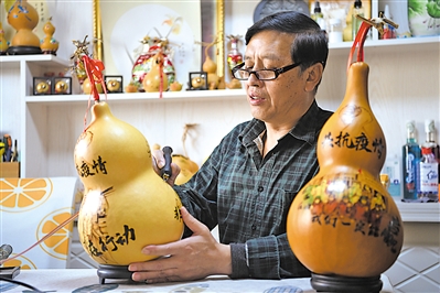 <p>　　非遗传承人陈湘军通过烙画的手法在葫芦上绘制一线战疫故事。</p>