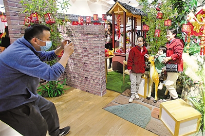 <p>　　孩子与家长在银川文化艺术博览中心打卡游玩。　本版图片均本报记者　　党硕　　摄　　</p>