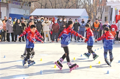 <p>　　1月19日，“多彩文化　缤纷兴庆”民俗文化大集系列活动在银川市兴庆区燕鸽湖文化广场举行。活动涵盖传统民俗、非遗展演、竞猜灯谜、文艺演出、送福送春联、趣味运动会等内容，将持续至2月中旬。</p>