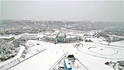 <p>　　1月25日，在银装素裹的泾源县娅豪国际滑雪场，2021年自治区青少年滑雪锦标赛暨2022年十六届运动会高山滑雪项目比赛拉开序幕，进一步推动全区冰雪运动事业繁荣发展。当天，共有103名运动员参与高山滑雪和越野滑雪两个项目的角逐。</p>