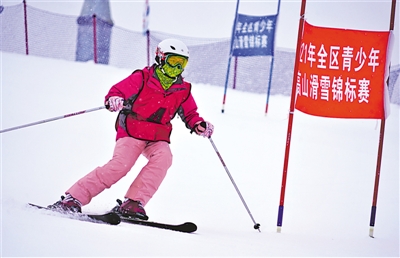 <p>　　在越野滑雪比赛中，运动员奋勇争先。</p><p>　　本报记者　剡文鑫　摄　　</p>