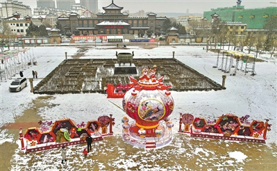 <p>雪后的固原市原州区银装素裹，大型彩灯将节日的原州区装扮得别具风情。　本报记者　左鸣远　摄</p>