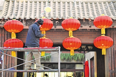 <p>在银川市文化城，大红灯笼高高挂起，迎接虎年春节的到来。</p><p>本报记者　马楠　摄</p>