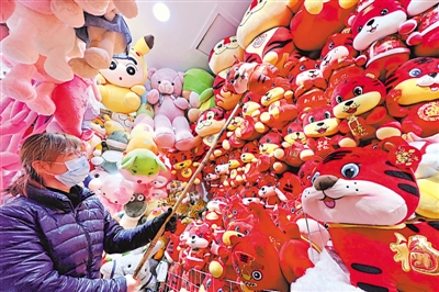 <p>　　在银川东方商城，迎春的饰品挂满了墙面。市民正在选购以虎年为主题的节日饰品。</p><p>　　本报记者　马楠　摄</p>