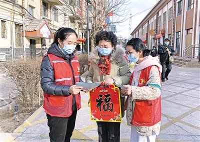 <p>1月25日，银川市金凤区黄河东路街道银啤苑社区志愿者走街串巷，挨家挨户向商户和辖区居民宣传“光盘行动”，倡导大家自觉杜绝餐饮浪费的行为，传承惜食惜福、勤俭节约的优良传统。本报记者　陶涛　摄</p>