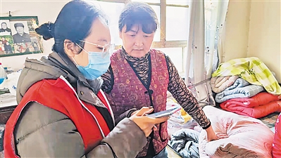 <p>　　新春到来之际，青铜峡市大坝镇举办“迎新春、送春联、反电诈、进万家”系列主题活动，将新春祝福和反诈知识，送到辖区群众身边。图为返乡大学生志愿者帮助群众安装“国家反诈中心”App并讲解使用方法。　　本报记者　钱建忠　摄</p>