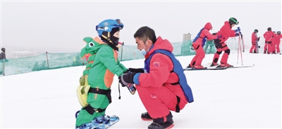 <p>　　泾源本土教练指导游客滑雪。</p>