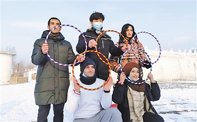 <p>　　留学生们举起“动感五环”，祝福北京冬奥会。</p>