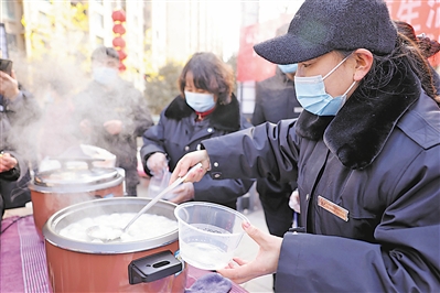 <p>　　2月13日，银川市金凤区长城中路街道办事处金宇名庭社区联合银川新顺和物业公司开展“和谐邻里一家亲　共度元宵享团圆”主题活动。</p><p>　　本报记者　党硕　摄</p>