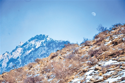 <p>　　临近黄昏，月亮悄悄爬上山。</p>