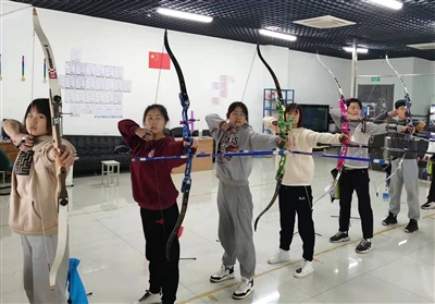     射箭队正在训练。