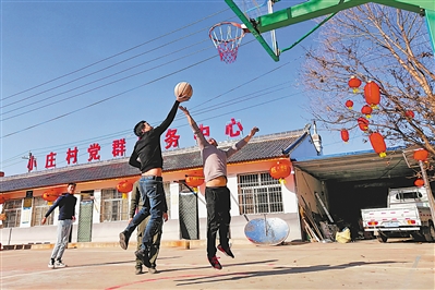 <p>　　跃动新春　　　　2月2日，西吉县红耀乡，村民们在小庄村文化活动广场进行篮球比赛。　本报通讯员　袁宏彦　摄　　</p>