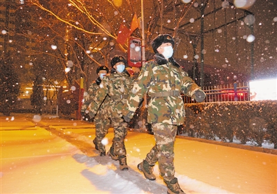 <p>　　坚守岗位　　　　2月6日晚，石嘴山市迎来2022年的第一场大雪。武警宁夏总队石嘴山支队的官兵坚守执勤一线，守护一方安宁。</p><p>　　本报通讯员　罗辉波　摄　　</p>