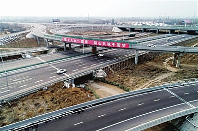 2月17日，俯瞰银川市兴庆区掌政镇交通枢纽，道路四通八达。据悉，交通运输部、国家铁路局等部门联合印发《现代综合交通枢纽体系“十四五”发展规划》，提出未来我国将优化提升20个左右国际性综合交通枢纽城市服务功能，加快推进80个左右全国性综合交通枢纽城市建设，银川位列其中。　本报记者  季正  摄