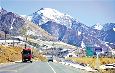 <p>春雪后的固原大地如同一幅水墨巨画徐徐展开。备耕之际，春雪增加了土壤墒情，为即将到来的春耕春播创造了有利条件。今年，固原市坚持走“区域化布局、标准化生产、品牌化经营、融合化发展”路子，落实国家粮食安全战略，建设百万亩高效节水灌溉基本农田，发展壮大村集体经济，完善农业产业、生产、经营“三大体系”，种植农作物430多万亩，让更多农户嵌入产业链，走上共同富裕路。</p><p>本报记者　剡文鑫　摄</p>