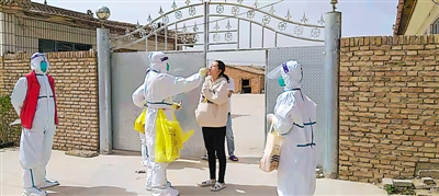 <p>　　4月8日，在同心县丁塘镇李岗子村，医护人员为居民上门做核酸检测。（资料图片）</p>