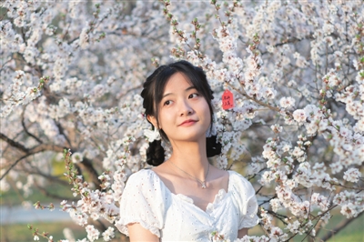     景美，人也美。@梁思东 摄